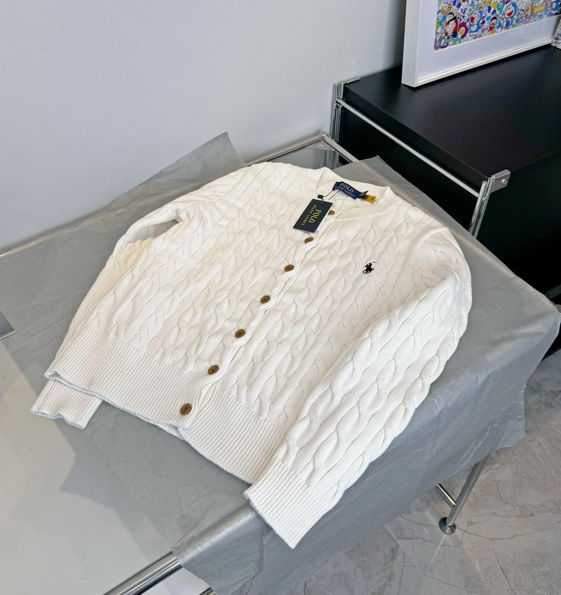 🅿️240 Style number: L05 (white) Ralph Lauren RL classic war horse logo embroidery on the chest cable pattern twist button round neck long sleeves buttoned knitted sweater cardigan jacket Color: SIZE: XS S M L Size reference # Length Bust Shoulder width 64 52 45 I will always love sweet girls. The soft and glutinous🧶🫶 style is a very classic cable sweater. It has an American retro college style. It feels very comfortable. It is a must-have item for spring, autumn and winter wardrobes. It also looks good when layered as an inner layer in cold weather. High-density LOGO embroidery on the chest, and original customization of tag accessories. Made of pure cotton yarn 🧶 blended with wool, pure cotton is skin-friendly and comfortable, small label war horse embroidered twist turtleneck sweater 🐎 high quality. Follow the blogger to learn how to wear it! Let’s get a Ralph Lauren cable sweater. It’s a super hard-to-find series after it became popular. It’s hard to find one on the official website. It’s simple and practical to wear, with a lazy and loose feel. The thickened fabric has a more texture, soft and delicate feel, and a loose fit. Whether worn alone or layered, you can wear different styles of fashion with just one piece. ⚠️Contains wool products🦙 Pay attention to the washing method to avoid shrinkage